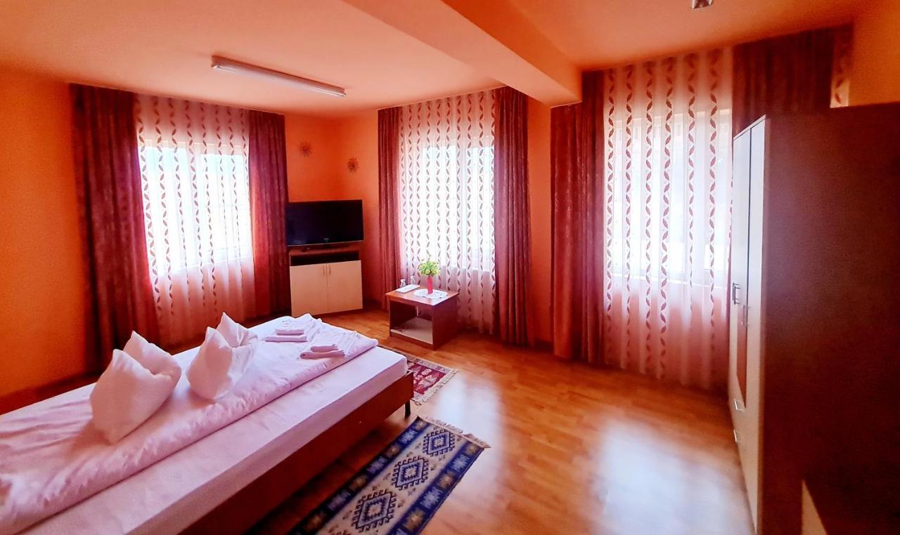 Hotel Pensiunea Sanziana Oradea Exterior foto